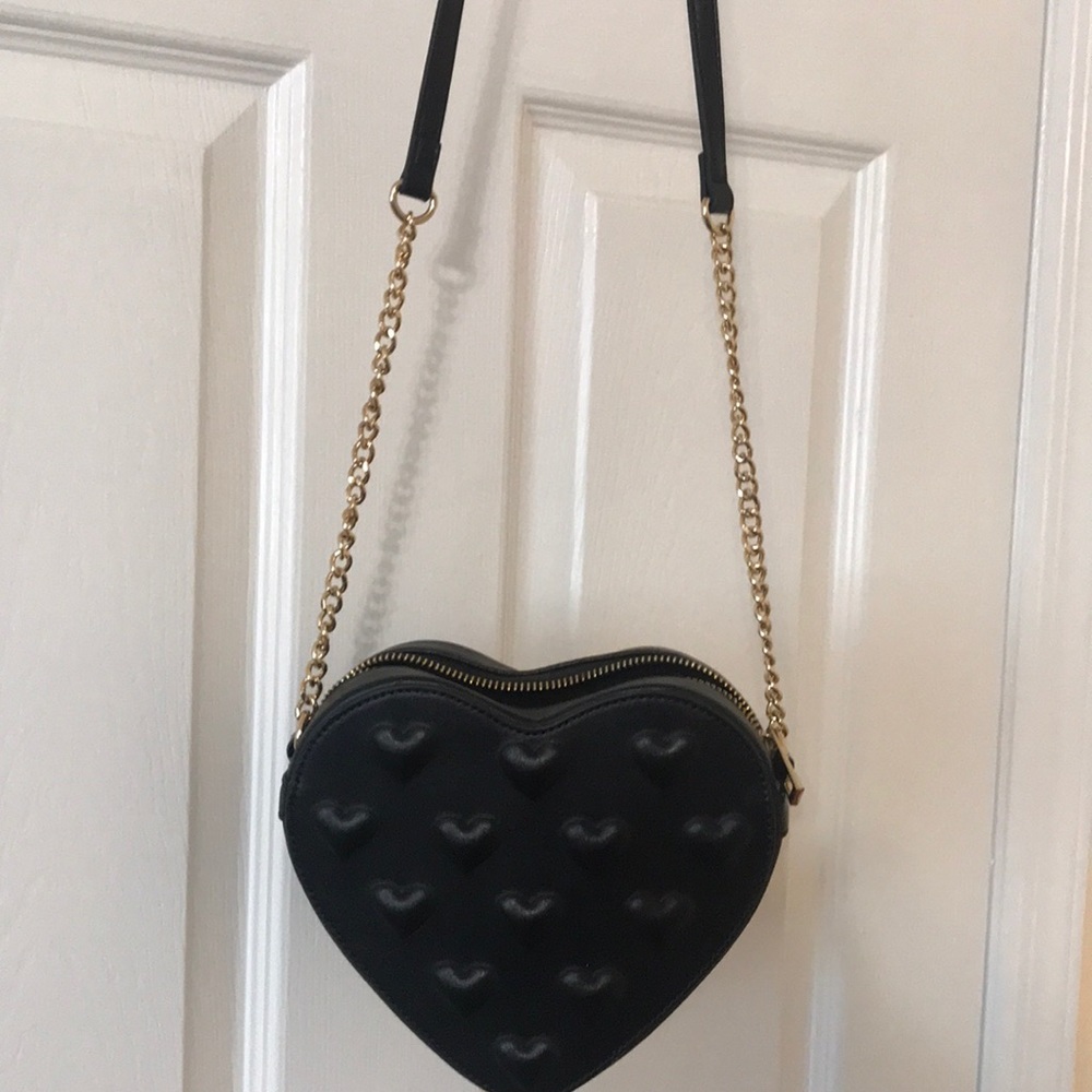 Heart shaped purse. Gold chain strap